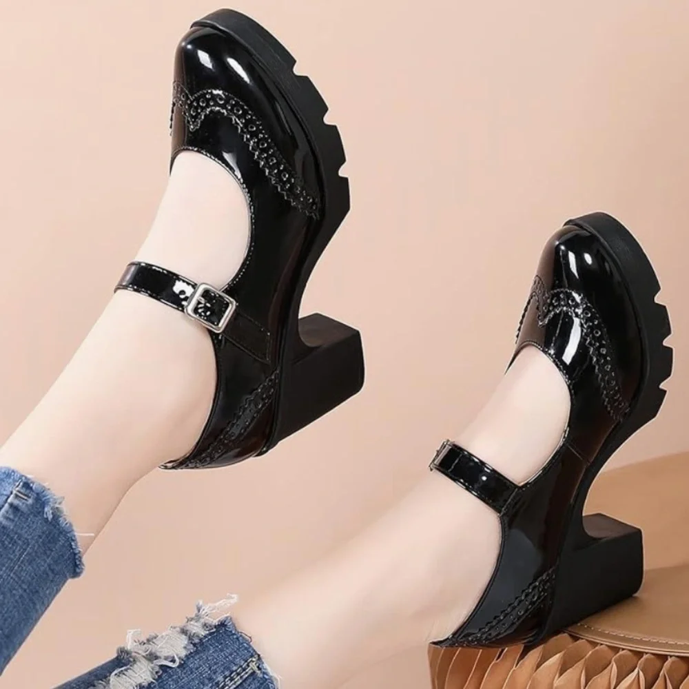 Mary Jane shiny patent leather look chunky heels size 10